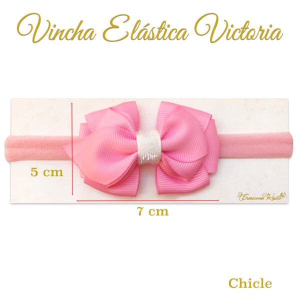 Vincha para bebé modelo Victoria, color Chicle por Creaciones Karito Vincha para bebé modelo Victoria, color Chicle por Creaciones Karito